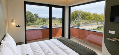 Quarto moderno com vista para o rio na House Park B&B em Esposende, Portugal, com grandes janelas, cama confortável e