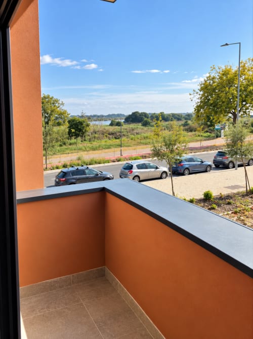 Vista da varanda do quarto House Park em Esposende com vista para estacionamento, árvores e rio ao fundo