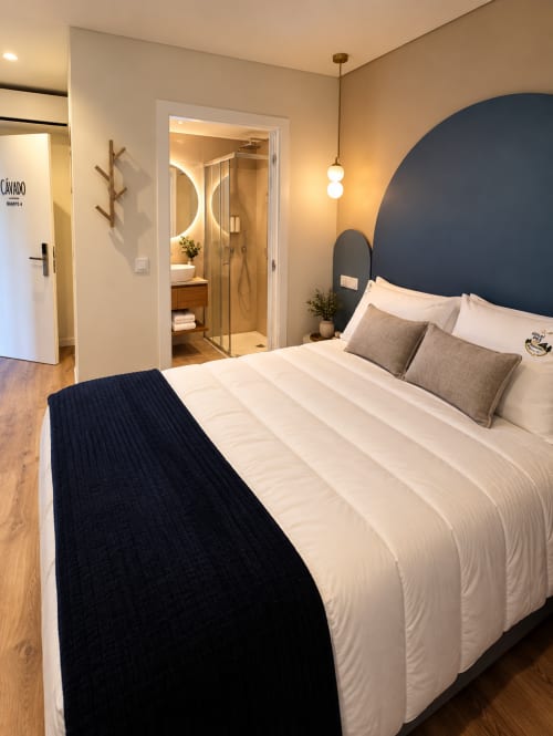 Quarto moderno da House Park B&B em Esposende com cama king-size, cabeceira escura e casa de banho privativa com chuveiro