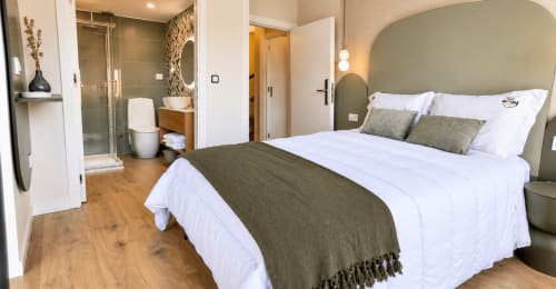 Quarto moderno na House Park em Esposende com vista para o rio, cama king, banheiro privativo e móveis contemporâneos