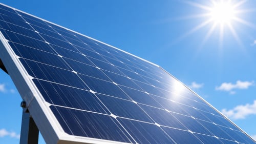 Paneles solares del Hotel Boutique Alcazaba Salobreña con luz solar reflejada en las celdas fotovoltaicas contra el cielo azul