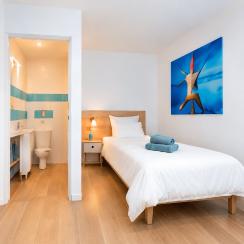 Chambre moderne à Un Air De Famille B&B à Vittel avec salle de bains privative, parquet et tableau bleu
