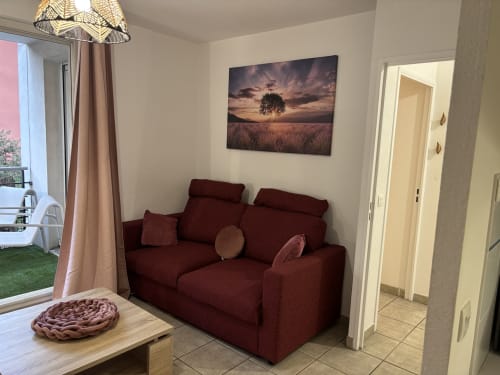 Séjour moderne à Mas Des Cigales à Aix-en-Provence avec canapé bordeaux, œuvres d'art paysagères et vue sur la ville