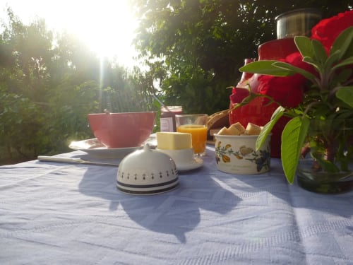 Table de petit-déjeuner ensoleillée à La Ferme Buissonnière 