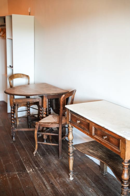 Mesa y sillas de comedor de madera antigua en la habitación del Hotel Le Saint Laurans, Aurignac
