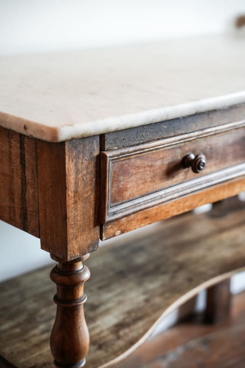 Escritorio de madera con cubierta de mármol y cajón en el hotel Le Saint Laurans en Aurignac, Francia