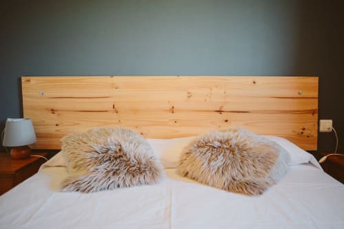 Lujosa cama doble con almohadas mullidas y cabecero de madera en habitación del hotel Balcó del Priorat, Tarragona