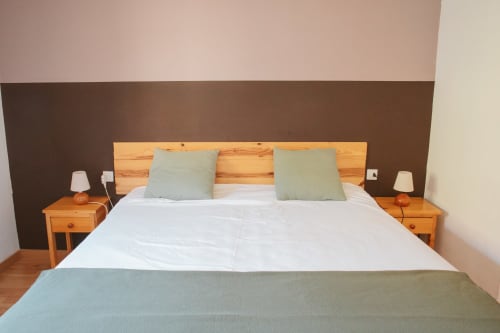 Modern double bedroom at Balcó del Priorat hotel in Tarragona with wooden headboard and mountain views