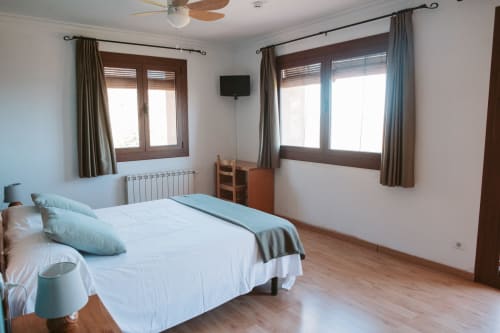 Corner room 24 at Balcó del Priorat hotel in Tarragona with twin bed, mountain views, TV, and wooden flooring