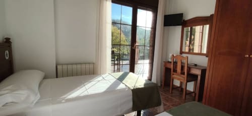 Luminosa habitación doble con terraza con vistas a las montañas en Hospedería Puerta a los Cahorros, Monachil