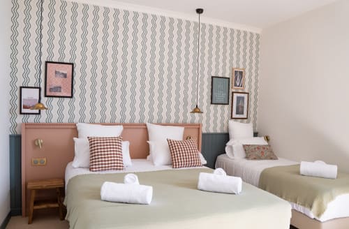 Chambre Twin Supérieure de l'Hôtel Saint Enogat à Dinard avec deux lits, papier peint à motifs et vue sur la ville