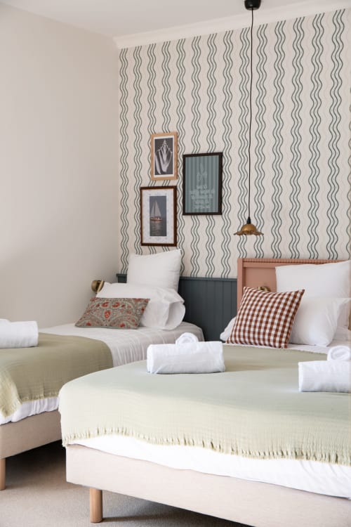Chambre Twin Supérieure à l'Hôtel Saint Enogat à Dinard avec deux lits, papier peint rayé et tableaux encadrés