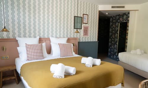 Chambre Triple Supérieure à l'Hôtel Saint Enogat à Dinard avec lits jumeaux, plaid jaune, oreillers à carreaux et vue sur la ville
