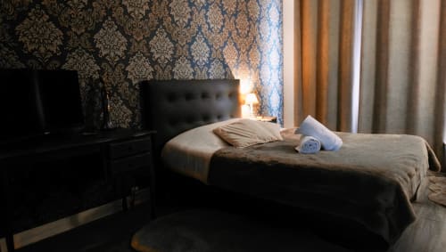 Quarto Jazz clássico na Pousada Maison de Barlest em Barlest, França com cama estofada preta e papel de parede damasco