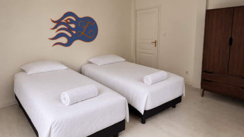 Twin beds with white linens and rolled towels in Maison Léon at Maison Agami, Rosières aux salines
