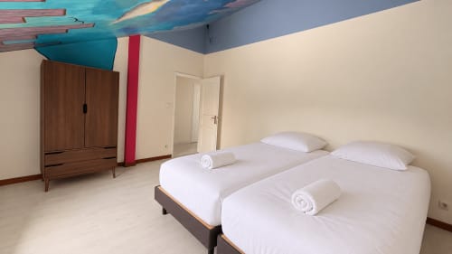 Chambre de villa moderne avec deux lits, armoire en bois et plafond turquoise à la Maison Agami, Rosières aux salines