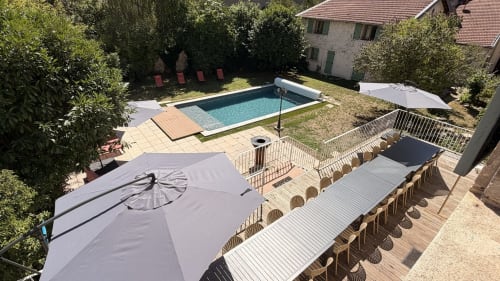 Vue aérienne de la villa Maison Agami à Rosières aux salines avec piscine chauffée, terrasse en bois, transats et parasols