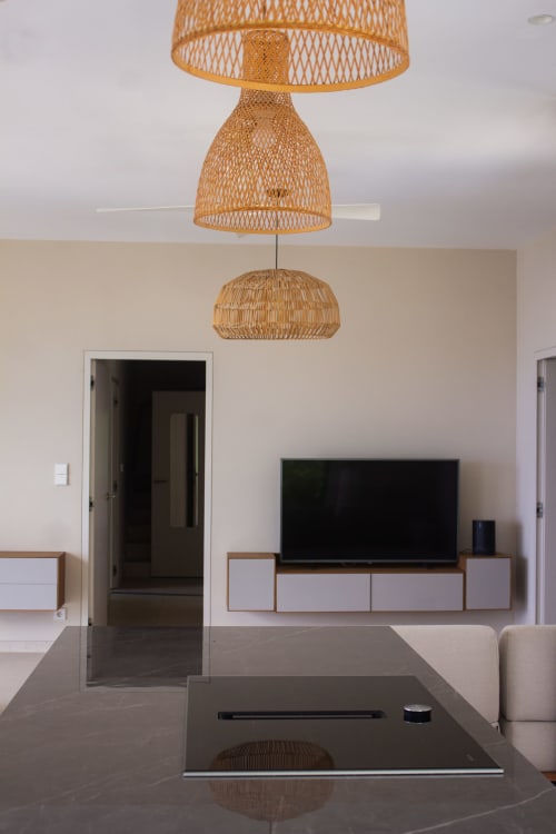 Séjour contemporain aux luminaires en rotin, téléviseur écran plat et sol en marbre à Villa Mahogany, INHÉRENCE, Les Anses