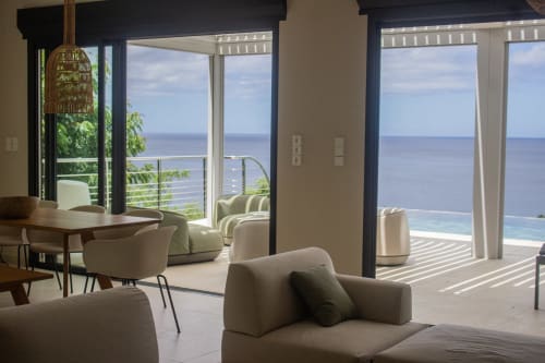 Salon de la Villa Mahogany avec vue sur l'océan, mobilier moderne et accès à la terrasse aux Anses d'Arlet, Martinique