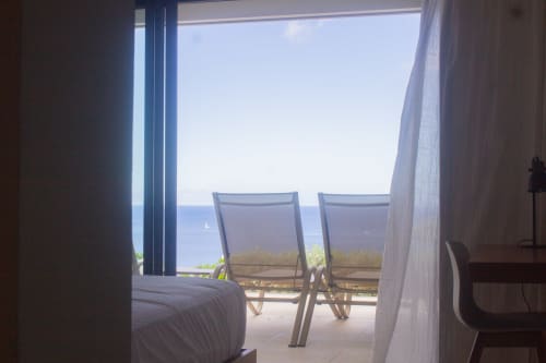 Vue du balcon de la Villa Mahogany à INHÉRENCE, Les Anses d'Arlet, avec transats face à la mer des Caraïbes