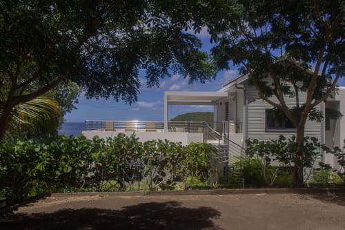 Villa contemporaine en bord de mer à INHÉRENCE au Lamentin avec vue océan, jardins tropicaux luxuriants et architecture moderne