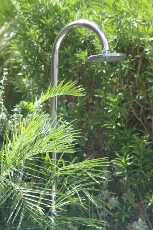 Pomme de douche de jardin entourée de plantes tropicales à l'hôtel INHÉRENCE au Lamentin, Martinique