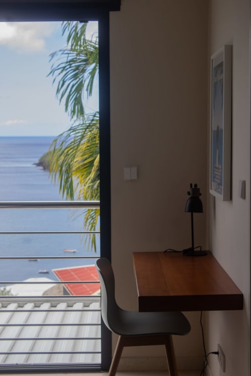 Bureau moderne avec vue sur l'océan à l'hôtel INHÉRENCE au Lamentin, Martinique