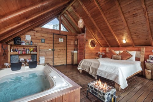 Lujosa habitación A-frame en Sukha Glamping con cama king, bañera de hidromasaje y chimenea en Rionegro