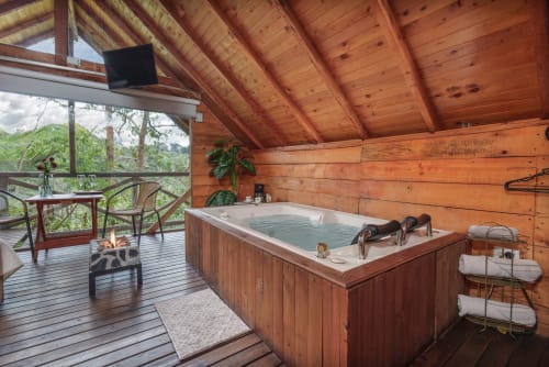 Lujosa cabaña de madera en Sukha Glamping con jacuzzi, balcón con vistas al jardín, TV y amenidades modernas en Rionegro