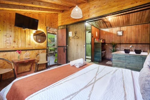 Habitación Eucalipto en Sukha Glamping de Ríonegro con interiores de madera, cama queen, baño privado y acceso a vista del jardín