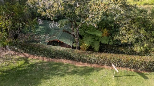 Cabaña de glamping Eucalipto rodeada de exuberante jardín en Sukha Glamping, Rionegro Colombia