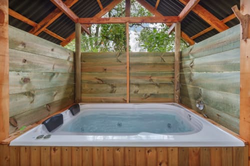 Bañera de lujo en gazebo de madera en habitación Sukha Glamping Yarumo, Rionegro Colombia con vistas al jardín