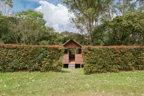 Habitación Guayacanes con estructura de madera y entrada de setos en Sukha Glamping, Rionegro, Colombia