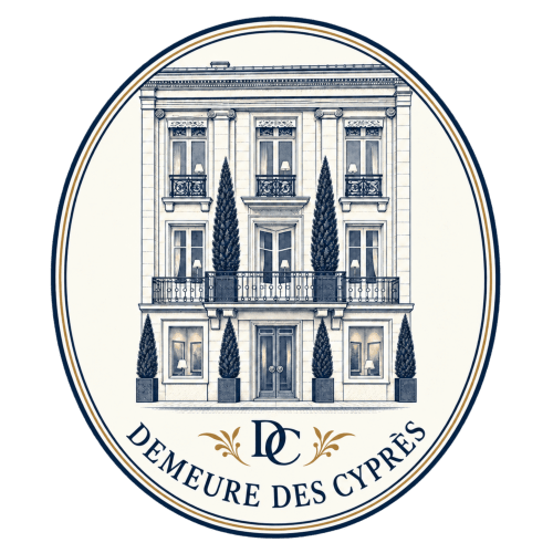 Logo de l'hôtel La Demeure des Cyprès avec sa façade élégante de style Haussmann à Alençon, France