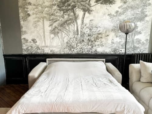 Chambre luxueuse à La Demeure des Cyprès à Alençon avec linge blanc, tête de lit noire, papier peint botanique et lampe design