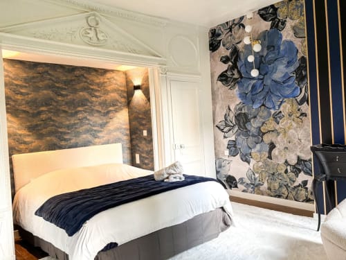 Chambre luxueuse à La Demeure des Cyprès à Alençon avec papier peint floral, plafond blanc élégant et mobilier contemporain