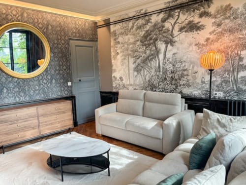 Appartement de luxe à La Demeure des Cyprès à Alençon avec mobilier élégant, papier peint forêt et décoration moderne