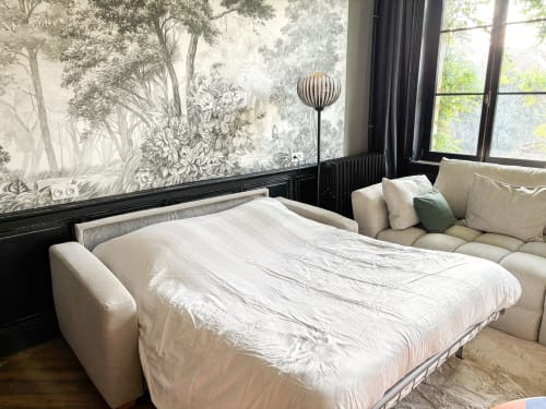 Appartement de luxe à La Demeure des Cyprès à Alençon avec canapé-lit moderne, literie blanche et papier peint botanique