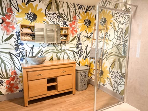 Appartement de luxe à La Demeure des Cyprès avec papier peint fleuri vibrant, mobilier en bois et cloisons en verre moderne