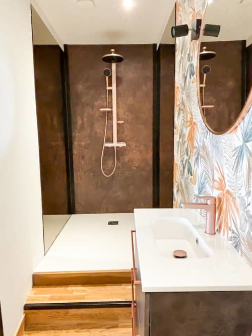 Salle de bains moderne avec douche à l'italienne, pommeau de douche pluie, lavabo blanc et carrelage décoratif à La Demeure des Cyprès, Alençon