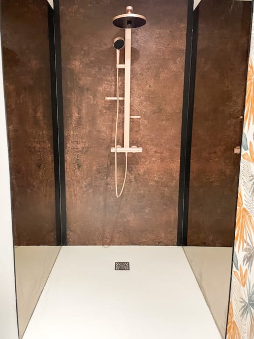 Salle de douche moderne avec pommeau de douche pluie à l'appartement La Demeure des Cyprès, Alençon
