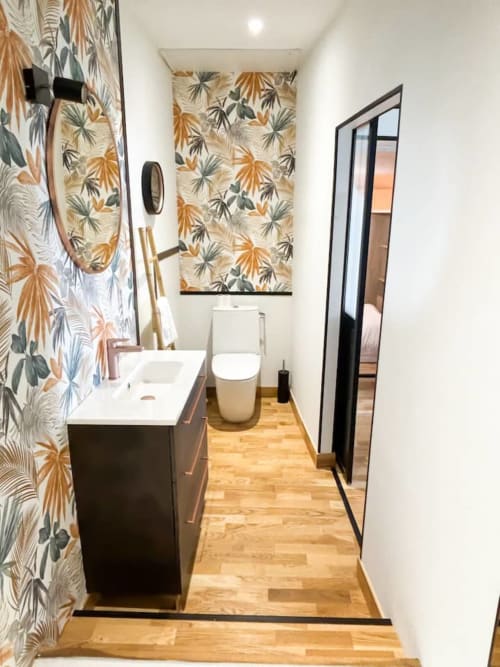 Salle de bain contemporaine avec papier peint aux motifs de feuilles tropicales à La Demeure des Cyprès, Alençon