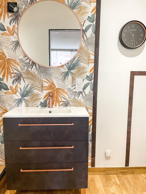 Élégant meuble-lavabo de salle de bain avec miroir rond à La Demeure des Cyprès, appartement hôtel à Alençon