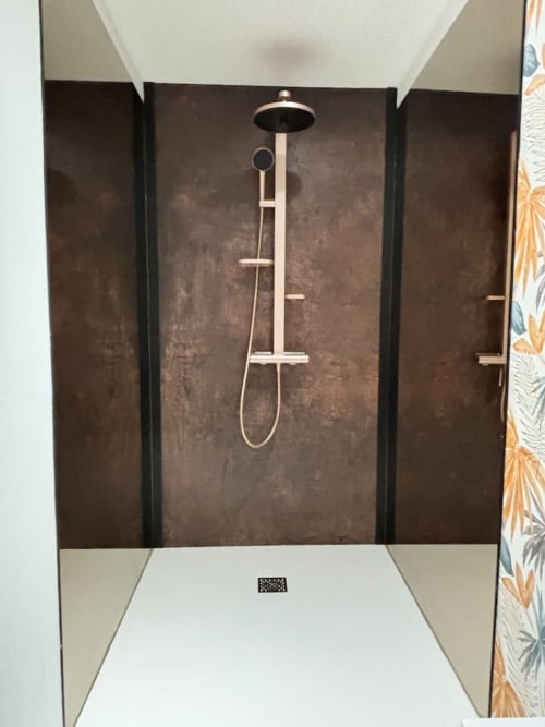 Douche moderne aux murs en carrelage foncé et pomme de douche pluie à l'appartement-hôtel La Demeure des Cyprès à Alençon