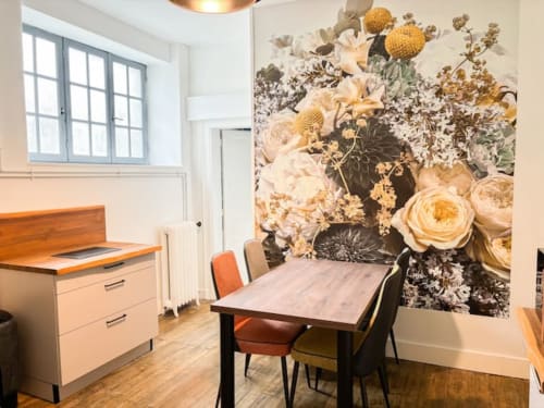 Salle à manger moderne de l'hôtel La Demeure des Cyprès à Alençon avec fresque florale et mobilier en bois