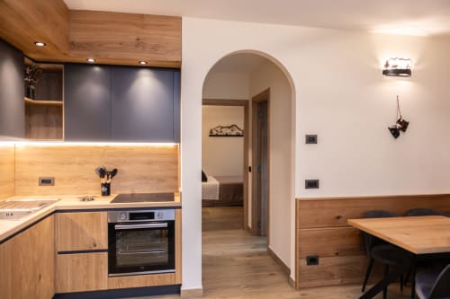 Cucina e zona pranzo moderna nell'appartamento Cervo Reale presso la villa Enro Mountain Vacation Home a Roccaraso