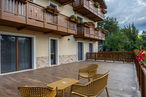 Terrazza dell'appartamento Cervo Reale presso Enro Mountain Vacation Home, Roccaraso con sedute e vista sulle montagne
