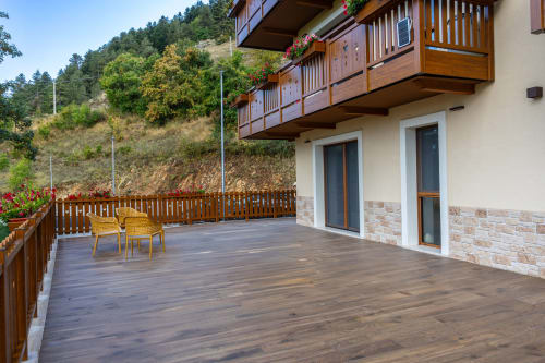 Ampio terrazzo in legno della Vacanza Montagna Enro a Roccaraso con vista sulle montagne e comodi posti a sedere