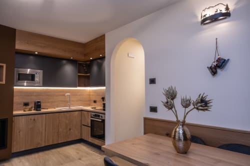 Cucina e sala da pranzo moderne nell'appartamento Cervo Reale di Enro Mountain Vacation Home, Roccaraso