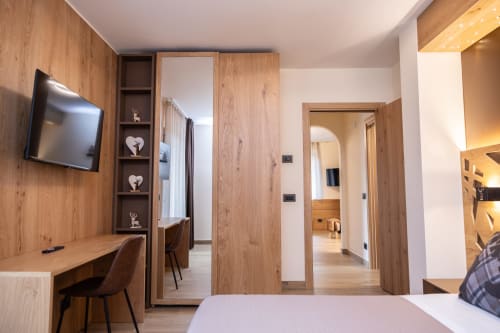 Appartamento Cervo Reale presso Enro Mountain Vacation Home a Roccaraso con pareti in legno, comfort moderni, TV, scrivania e